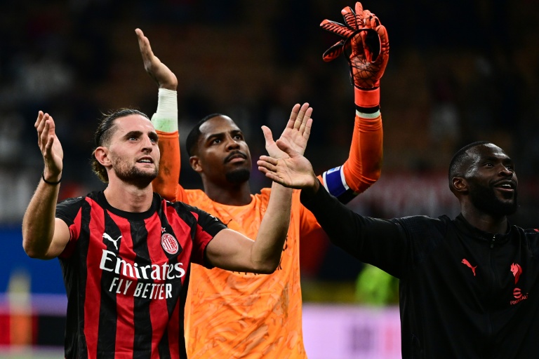 يتساوى ميلان في صدارة الدوري الإيطالي مع نابولي حامل اللقب وروما