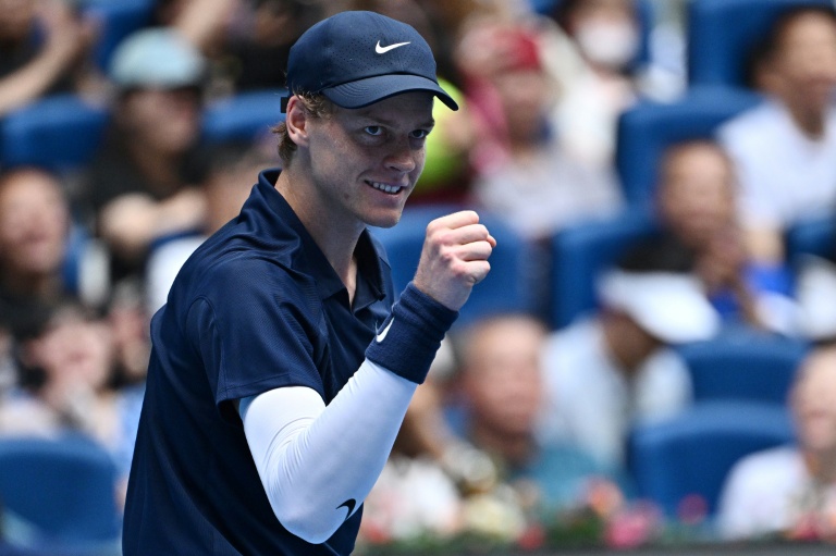 الايطالي يانيك سينر يحتفل بفوزه باحدى النقاط في المباراة النهائية لدورة بكين ضد الاميركي ليرنر تيان في الاول من تشرين الأول/أكتوبر 2025