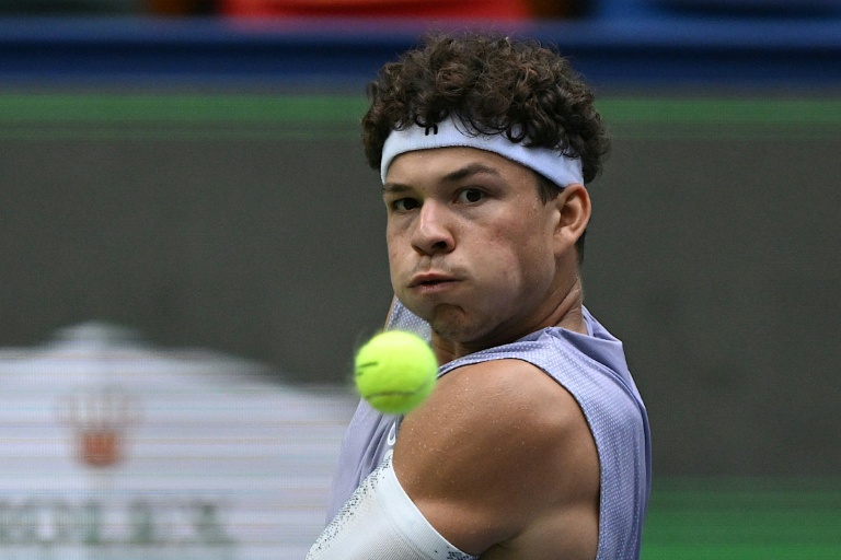 الاميركي بن شيلتون يرد احدى الكرات في المباراة ضد البلجيكي دافيد غوفان في الدور الثاني لدورة شنغهاي في الثالث من تشرين الأول/أكتوبر 2025