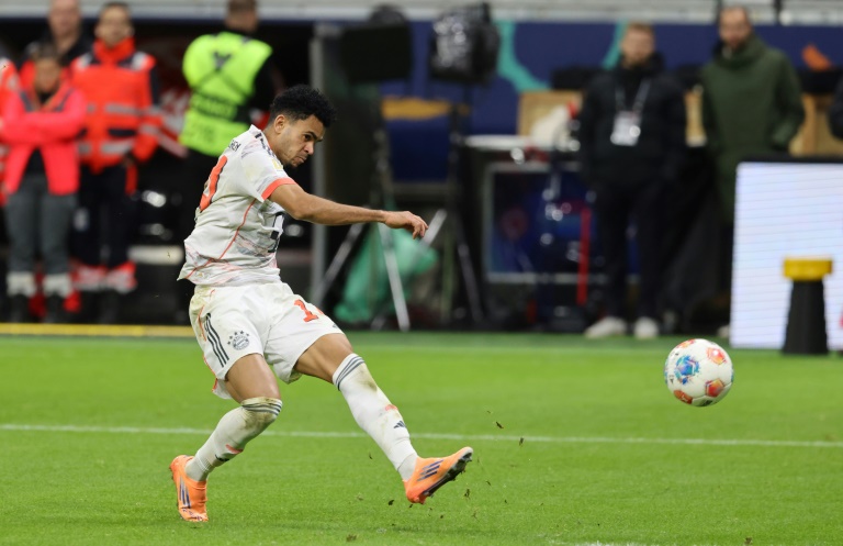 المهاجم الدولي الكولومبي لبايرن ميونيخ الالماني لويس دياس لحظة تسجيله الهدف الثالث في مرمى أينتراخت فرانكفورت (3-0) في الدوري الالماني في فرانكفورت في الرابع من تشرين الأول/أكتوبر 2025