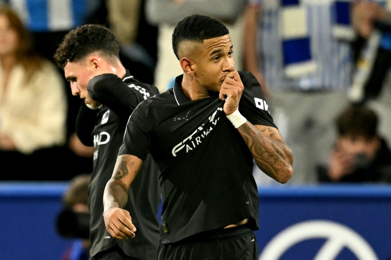 البرازيلي سافينيو يحتفل بتسجيله الهدف الثاني لفريقه مانشستر سيتي خلال مباراة في الدور الثالث من كأس الرابطة الإنكليزية لكرة القدم أمام هادرسفيلد تاون على ملعب أكيو في 24 أيلول/سبتمبر 2025