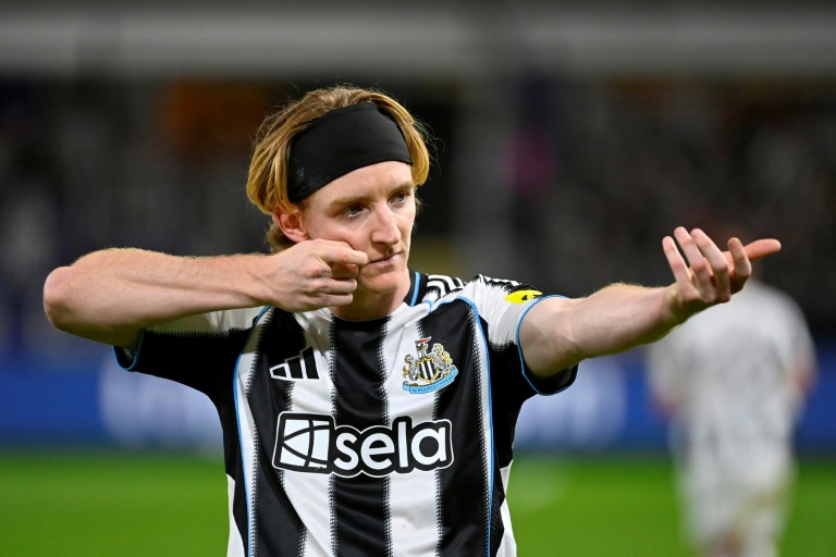 انتوني غوردون سجّل لنيوكاسل هدفين من ركلتي جزاء خلال مواجهة سان جيلواز البلجيكي في الجولة الثانية من دور المجموعة لدوري أبطال اوروبا في كرة القدم الأربعاء في 1 تشرين الأول/اكتوبر 2025