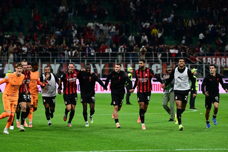 لاعبو ميلان يحتفلون بالفوز على نابولي (2-1) في الدوري الايطالي في سان سيرو في ميلانو في 28 أيلول/سبتمبر 2025
