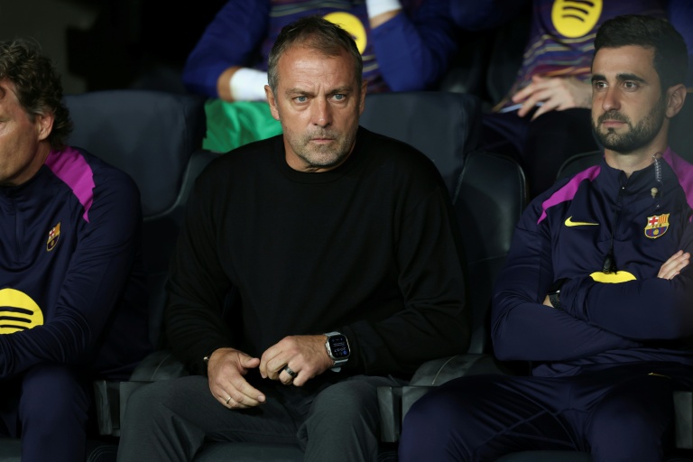 الألماني هانزي فليك مدرب برشلونة خلال مواجهة باريس سان جرمان على الملعب الاولمبي ضمن الجولة الثانية من دور المجموعة لدوري أبطال أوروبا في 1 تشرين الأول/اكتوبر 2025