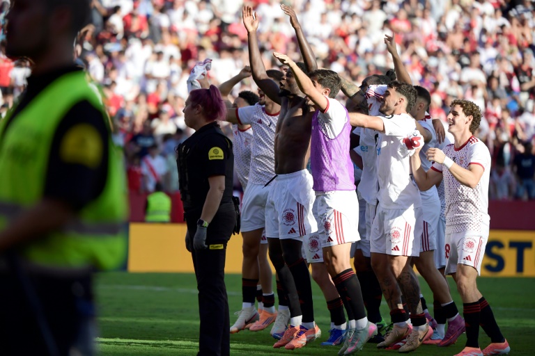 لاعبو اشبيلية يحتفلون بعد فوزهم الساحق على برشلونة 4-1 في الدوري الاسباني. 5 تشرين الاول/اكتوبر 2025
