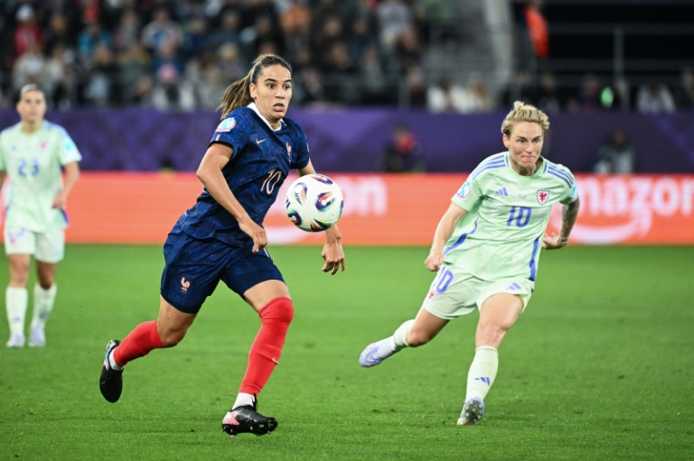 أعلنت ماجري اعتزالها اللعب دوليا مع منتخب فرنسا