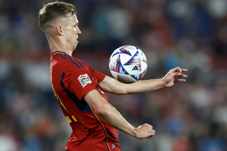 لاعب خط الوسط المهاجم الإسباني داني أولمو يسيطر على الكرة أمام كرواتيا على ملعب دي كويب في روتردام في 18 حزيران/يونيو 2023