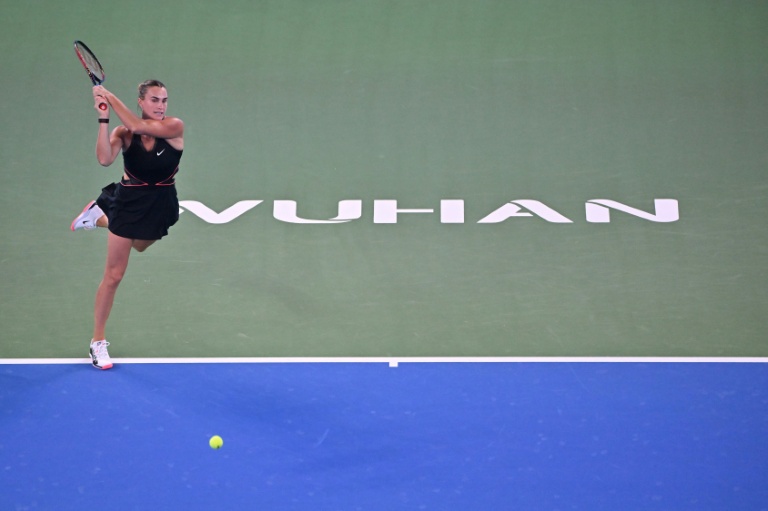 البيلاروسية أرينا سابالينكا ترد الكرة خلال مواجهتها الروسية ليودميلا سامسونوفا في دورة ووهان لكرة المضرب الخميس في 9 تشرين الأول/اكتوبر 2025