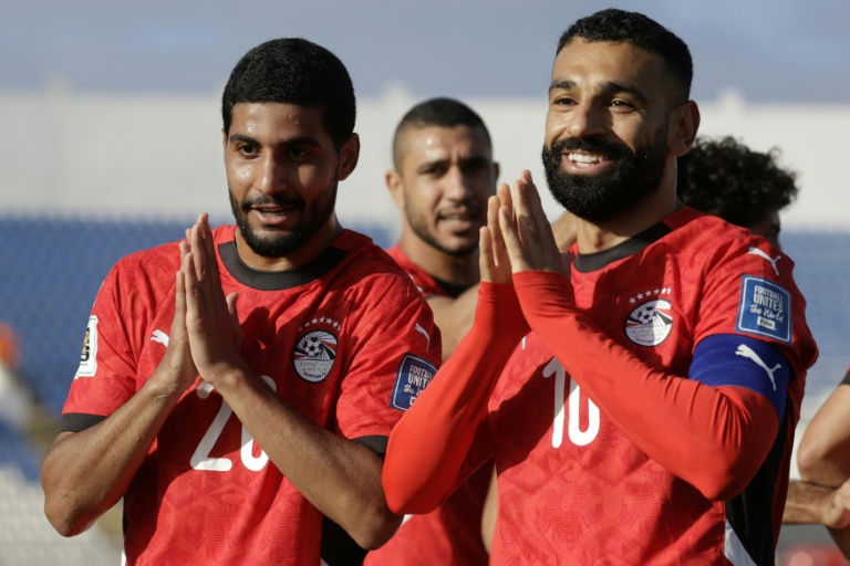 قائد منتخب مصر محمد صلاح (يمين) وابراهيم عادل يحتفلان بهز شباك جيبوتي (3-0) في مدينة الدار البيضاء المغربية في التصفيات الافريقية المؤهلة الى مونديال 2026 في الثامن من تشرين الأول/أكتوبر 2025