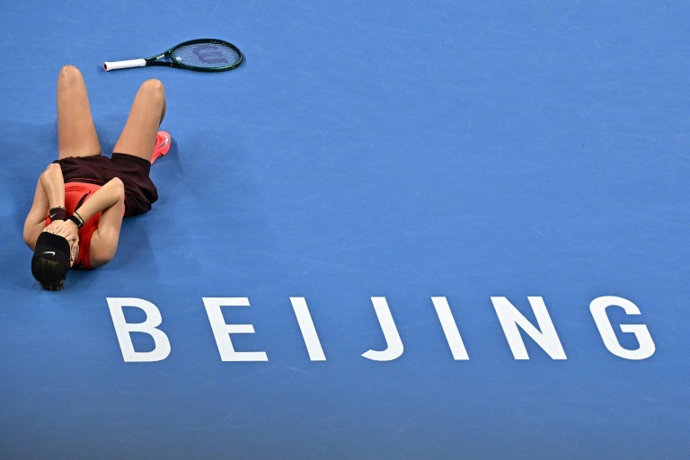 الأميركية أماندا انيسيموفا تحتفل بفوزها بدورة بكين للألف نقطة في كرة المضرب الاحد في 5 تشرين الأول/اكتوبر 2025