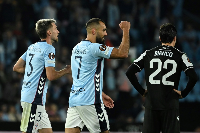 مهاجم سلتا فيغو الإسباني بورخا إيغليسياس (في الوسط) يحتفل بهدفه أمام باوك اليوناني في الدوري الأوروبي