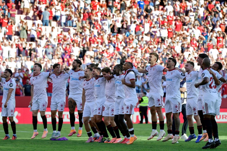 احتفل لاعبو إشبيلية بفوزهم على بطل ومتصدر الدوري الإسباني برشلونة