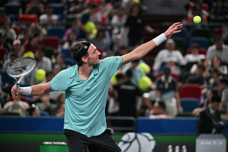 الفرنسي ارتور ريندركنيش محتفلا بفوزه على الالماني الكسندر زفيريف في دوزرة شنغهاي لكرة المضرب. 6 تشرين الاول/اكتوبر 2025