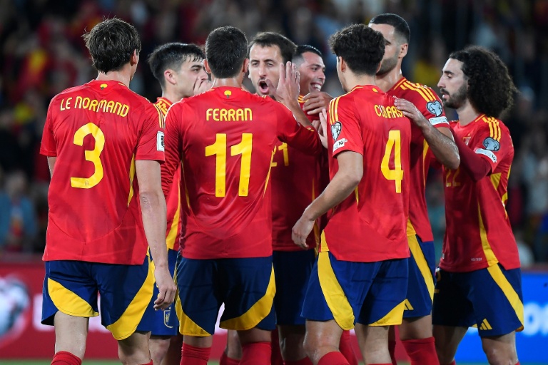 لاعبو المنتخب الإسباني يحتفلون بعد تسجيل الهدف الثاني بمرمى جورجيا (2-0) ضمن تصفيات كأس العالم 2026 في كرة القدم في اللقاء الذي جمعهما السبت في 11 تشرين الاول/اكتوبر 2025