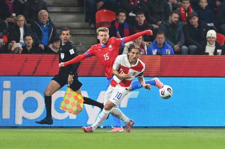 الكرواتي لوكا مودريتش (يمين) بمواجهة بافل شولتس من الجمهورية التشيكية في تصفيات كأس العالم لكرة القدم 2026. بلغراد، في 9 تشرين الأول/أكتوبر 2025