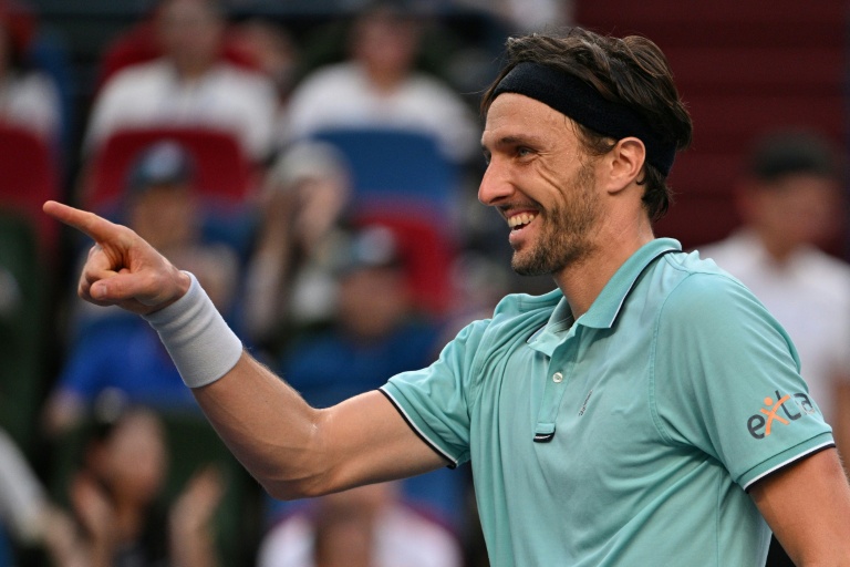 الفرنسي أرتور ريندركنيش فرحا بعد فوزه على الكندي فيليكس أوجيه-ألياسيم في ربع نهائي دورة شنغهاي الصينية لماسترز الألف نقطة في 10 تشرين الاول/أكتوبر 2025