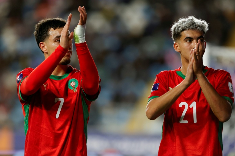 لاعبا المنتخب المغربي عثمان ماعما وياسر الزبيري يحتفلان بعد التسجيل في مرمى كوريا الجنوبية خلال مواجهة البلدين في ثمن نهائي مونديال تحت 20 سنة لكرة القدم الخميس في 9 تشرين الأول/اكتوبر 2025
