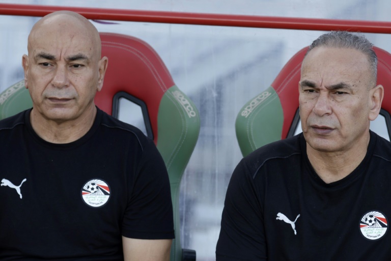 مدرب المنتخب المصري حسام حسن (يسار) بجانب شقيقه ابراهيم خلال مواجهة مصر وجيبوتي في الدار البيضاء في 8 تشرين الأول/أكتوبر