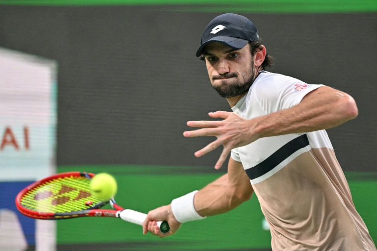 فالنتان فاشرو من موناكو يرد احدى الكرات خلال مواجهته لابن خالته الفرنسي ارتور ريندركنيش في المباراة النهائية لدورة شنغهاي الصينية في 12 تشرين الأول/أكتوبر 2025