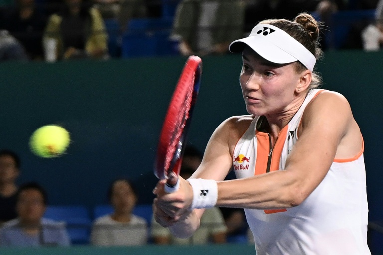 الكازاخستانية إيلينا ريباكينا تصد كرة للإيطالية جازمين باوليني في نصف نهائي دورة نينغبو المفتوحة للتنس بمقاطعة تشجيانغ شرق الصين في 18 تشرين الأول/أكتوبر 2025