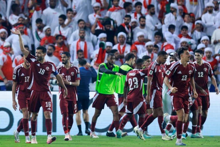 لاعبو المنتخب القطري يحتفلون بعد تسجيلهم هدفا بمرمى المنتخب الإماراتي (2-1) خلال مواجهة البلدين في الدور الرابع (الملحق) من تصفيات آسيا المؤهلة الى كأس العالم لكرة القدم، الثلاثاء في 14 تشرين الأول/اكتوبر 2025