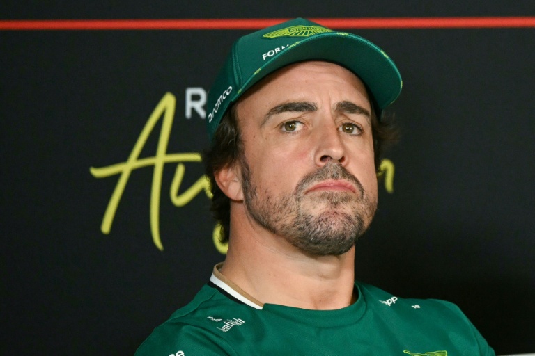 سائق أستون مارتن الإسباني فرناندو ألونسو خلال مؤتمر صحافي على هامش جائزة الولايات المتحدة الكبرى في أوستن بولاية تكساس في 16 تشرين الأول/أكتوبر 2025