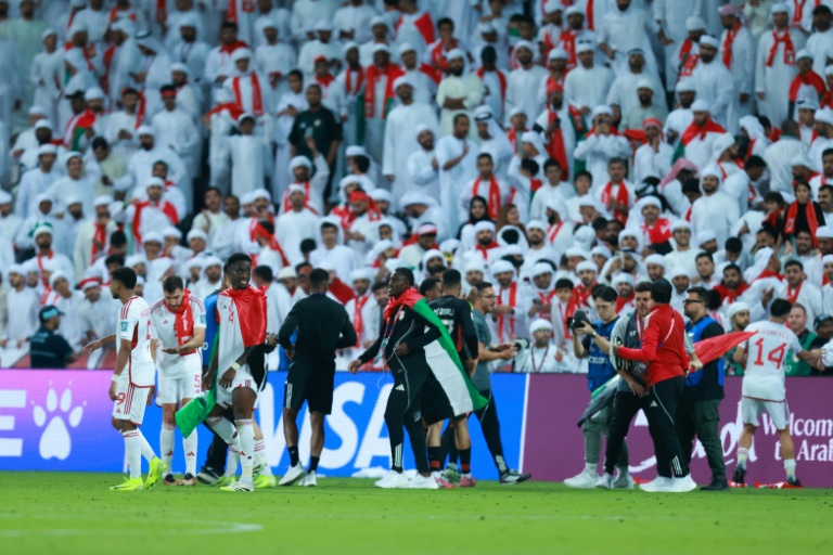 لاعبو الامارات يحتفلون بالفوز على عمان في الدور الرابع من تصفيات آسيا المؤهلة لمونديال 2026