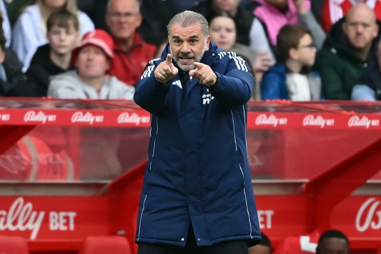 الأسترالي أنج بوستيكوغلو مدرب نوتنغهام فوريست امام تشلسي على ملعب سيتي غراوند في نوتنغهام، وسط إنكلترا، في 18 تشرين الأول/أكتوبر 2025