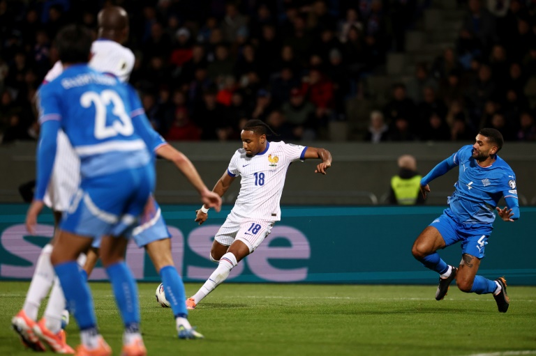 كريستوفر نكونكو (وسط) لاعب منتخب فرنسا يسدد ليسجل في مرمى إيسلندا ضمن التصفيات المؤهلة إلى كأس العالم لكرة القدم 2026. ريكيافيك، في 13 تشرين الأول/أكتوبر 2025