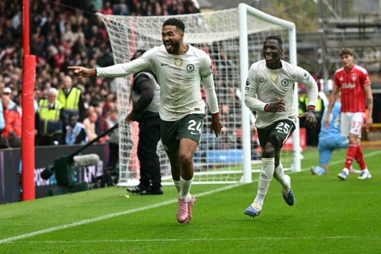 ريس جيمس مدافع تشلسي فرحا الهدف الثالث في مرمى نوتنغهام فوريست وعلى ملعب سيتي غراوند في نوتنغهام، وسط إنكلترا، في 18 تشرين الأول/أكتوبر 2025