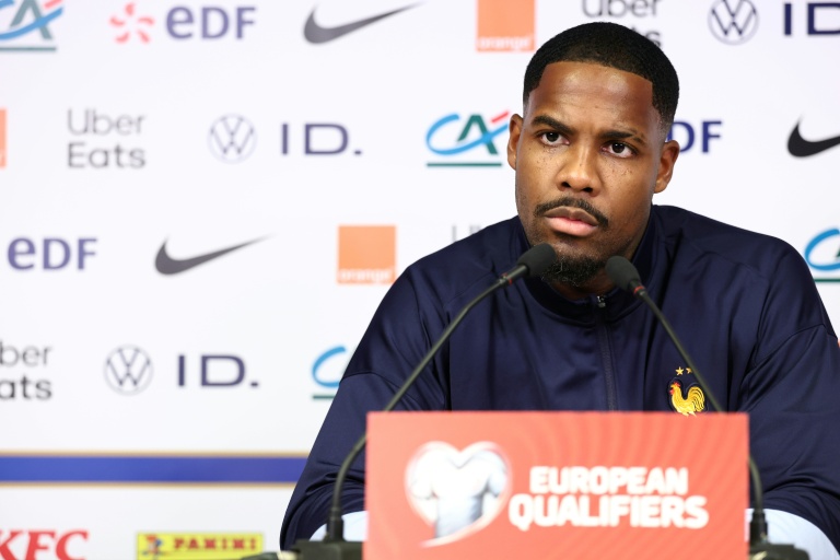 حارس منتخب فرنسا مايك مينيان خلال مؤتمر صحافي في ريكيافيك قبل مواجهة ايسلندا في 12 تشرين الاول/أكتوبر 2025