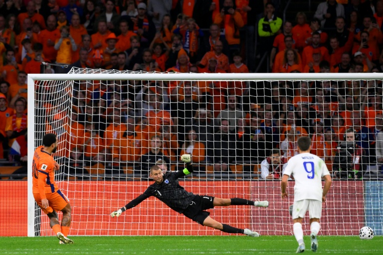 المهاجم الهولندي ممفيس ديباي (إلى اليسار) يسدد ويسجل ركلة جزاء في مرمى فنلندا على ملعب يوهان كرويف أرينا في أمستردام في 12 تشرين الأول/أكتوبر 2025