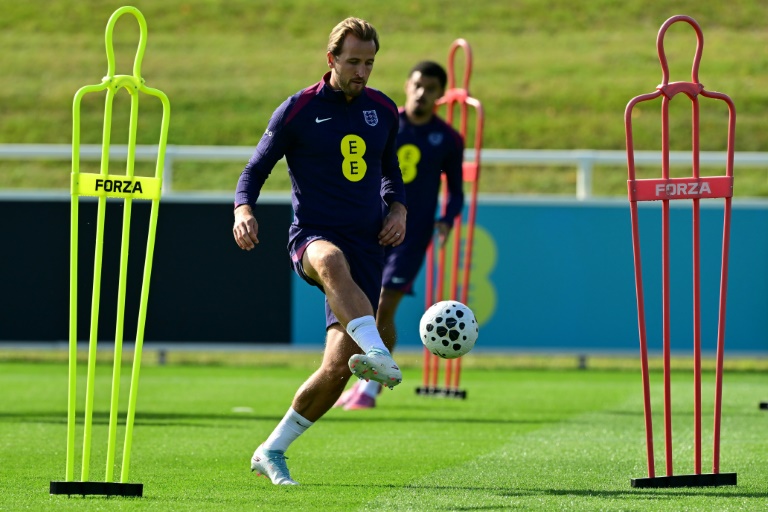 هاري كاين مهاجم إنكلترا في التمارين استعدادا لمواجهة أندورا ضمن تصفيات كأس العالم لكرة القدم 2026. ملعب سانت جورج بارك، في 5 أيلول/سبتمبر 2025