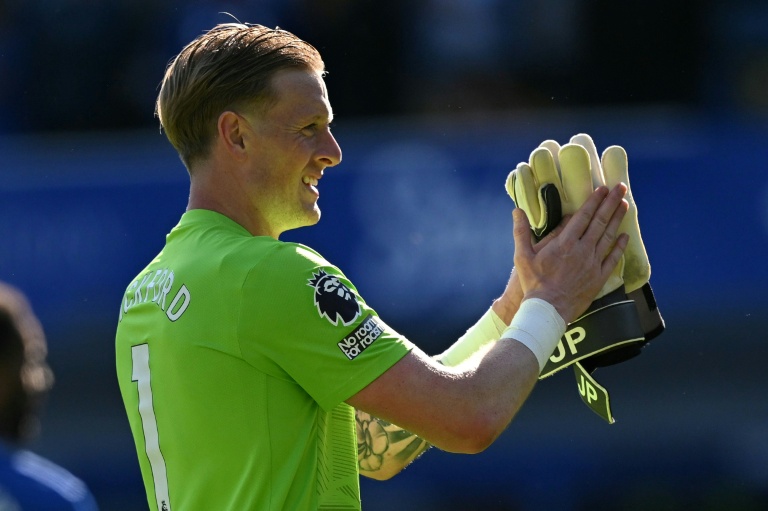 حارس مرمى إيفرتون الإنكليزي جوردان بيكفورد يحيي جماهير فريقه أمام إيبسويتش تاون في غوديسون بارك في ليفربول، شمال غرب إنكلترا في 3 أيار/مايو 2025