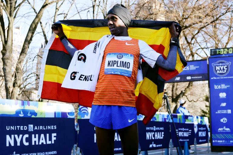 حقق الأوغندي جاكوب كيبليمو لقبه الأول في ماراثون كبير في شيكاغو في 12 تشرين الأول/أكتوبر 2025