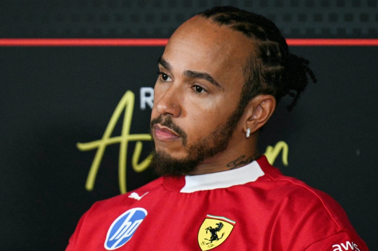 سائق فيراري البريطاني لويس هاميلتون خلال مؤتمر صحافي قبل سباق جائزة الولايات المتحدة الكبرى في حلبة الأميركيتين في أوستن بولاية تكساس في 16 تشرين الأول/أكتوبر 2025