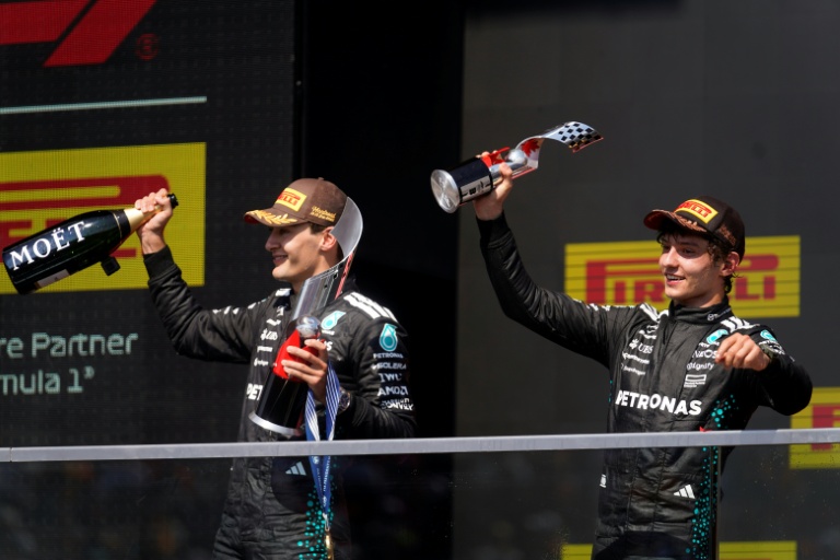 سائقا مرسيدس البريطاني جورج راسل (يسار) والايطالي كيمي أنتونيلي يحتفلان باحتلالهما المركزين الاول والثالث تواليا في سباق جائزة كندا الكبرى في 15 حزيران/يونيو 2025