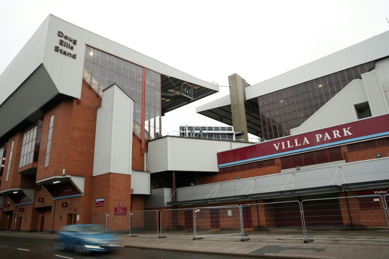 منظر عام للجزء الخارجي من ملعب فيلا بارك في برمنغهام قبل مباراة أستون فيلا ومانشستر يونايتد في 9 تموز/يوليو 2020