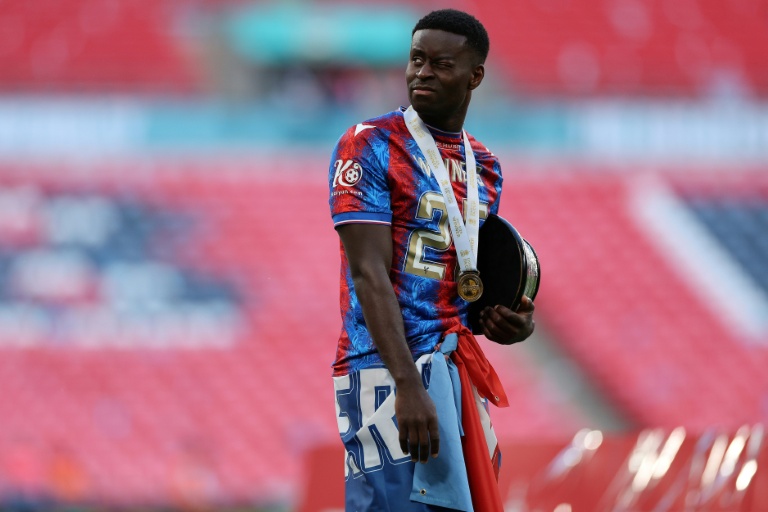 مارك غويهي مدافع كريستال بالاس يحتفل بالفوز بكأس الاتحاد الإنكليزي على حساب مانشستر سيتي على ملعب ويمبلي في لندن، في 17 أيار/مايو 2025