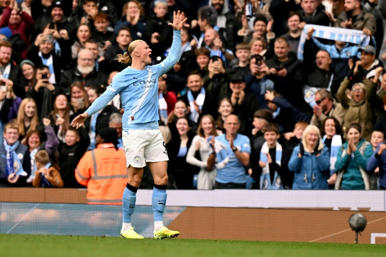 النروجي إرلينغ هالاند يحتفل بتسجيله الهدف الأول لمانشستر سيتي في مرمى ضيفه إيفرتون خلال مباراة في الدوري الإنكليزي لكرة القدم. مانشستر، شمال غرب إنكلترا، في 18 تشرين الأول/أكتوبر 2025