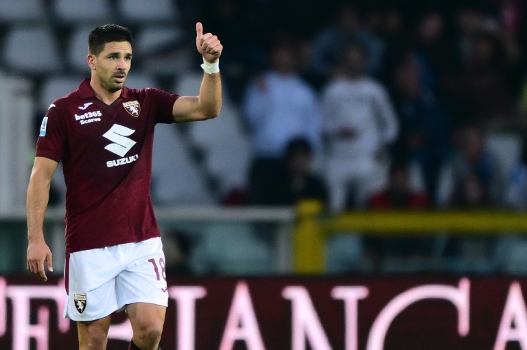 الارجنتيني جيوفاني سيميوني بعد التسجيل لتورينو في مرمى نابولي خلال لقاء الفريقين في الدوري الايطالي لكرة القدم. تورينو لفي 18 تشرين الأول/أكتوبر 2025