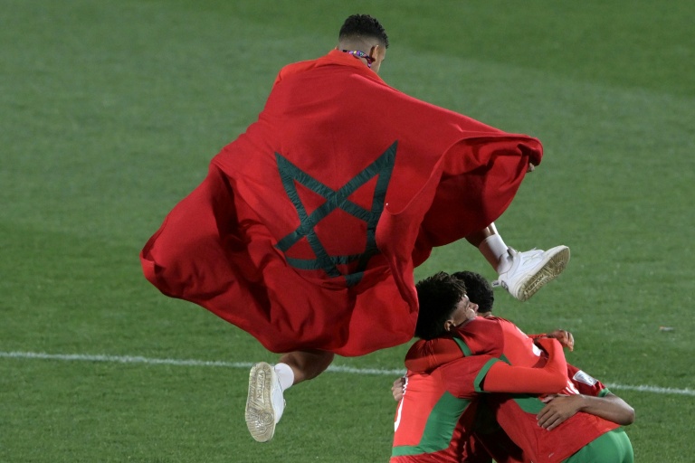 لاعبو المنتخب المغربي يحتفلون بفوزهم على الارجنتين (2-0) في المباراة النهائية لمونديال تحت 20 عاما في سانتياغو في 19 تشرين الأول/أكتوبر 2025