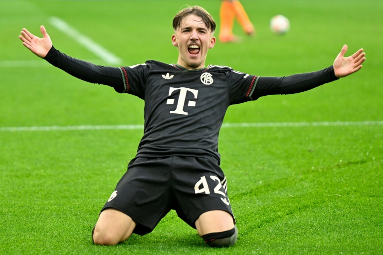 لاعب وسط بايرن ميونيخ الواعد لينارت كارل يحتفل بالهدف الثالث في مرمى بوروسيا مونشنغلادباخ (3-0) في الدوري الالماني في مونشنغلادباخ في 25 تشرين الأول/أكتوبر 2025