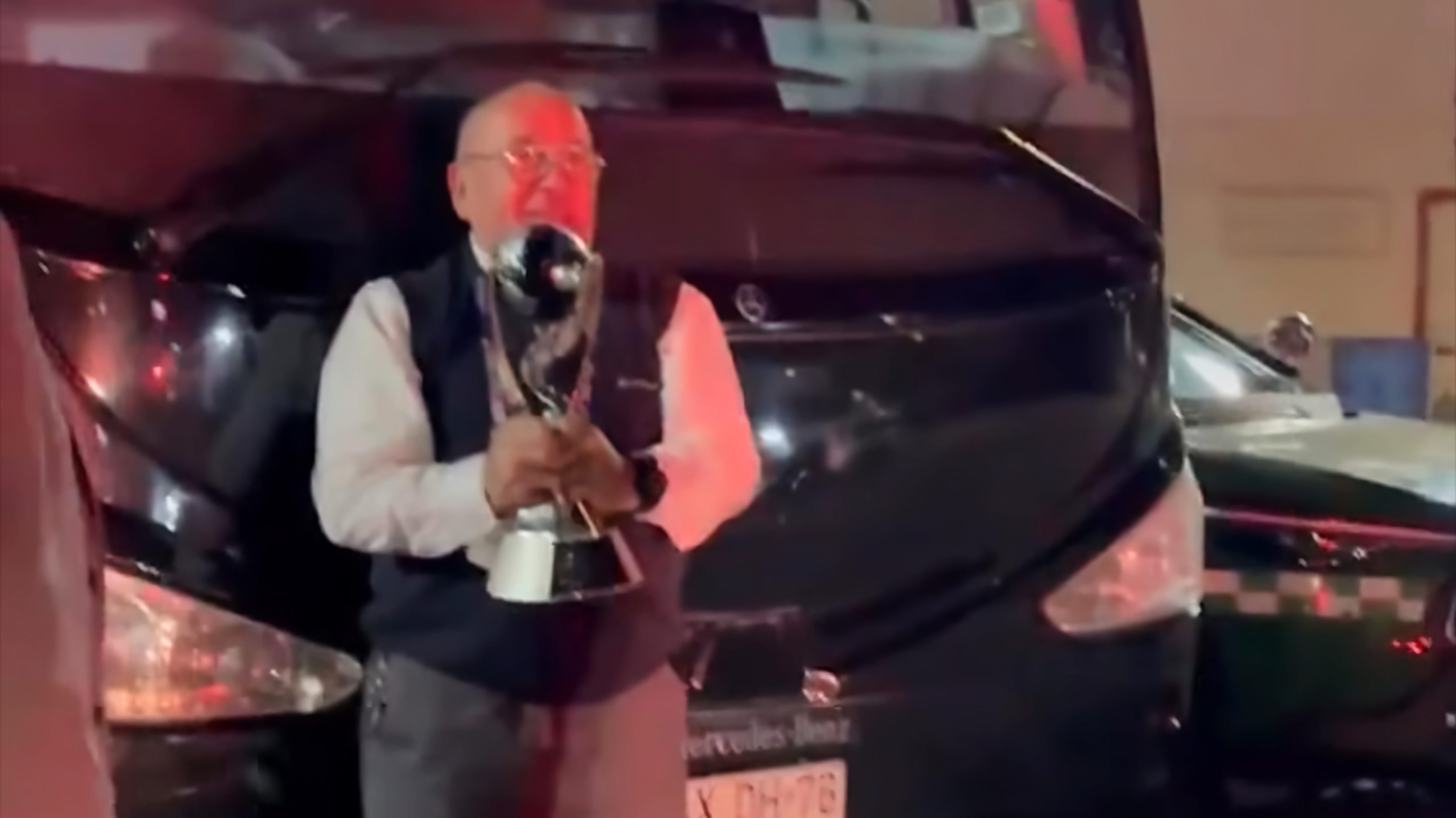 سائق حافلة المنتخب المغربي يحمل كأس العالم