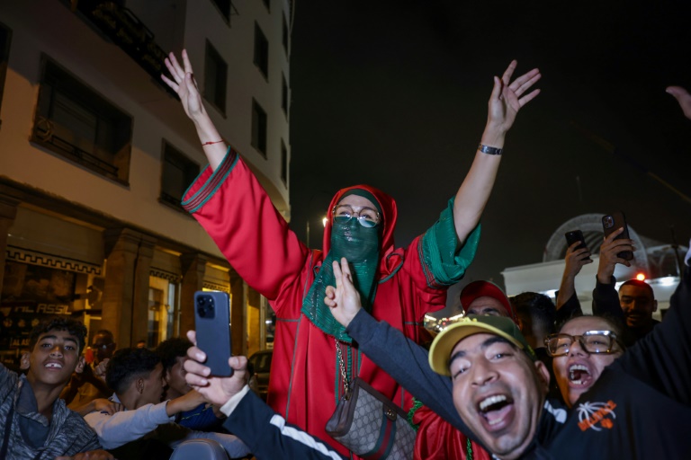 احتفل المغاربة في ساعة متأخرة بإحراز منتخب 