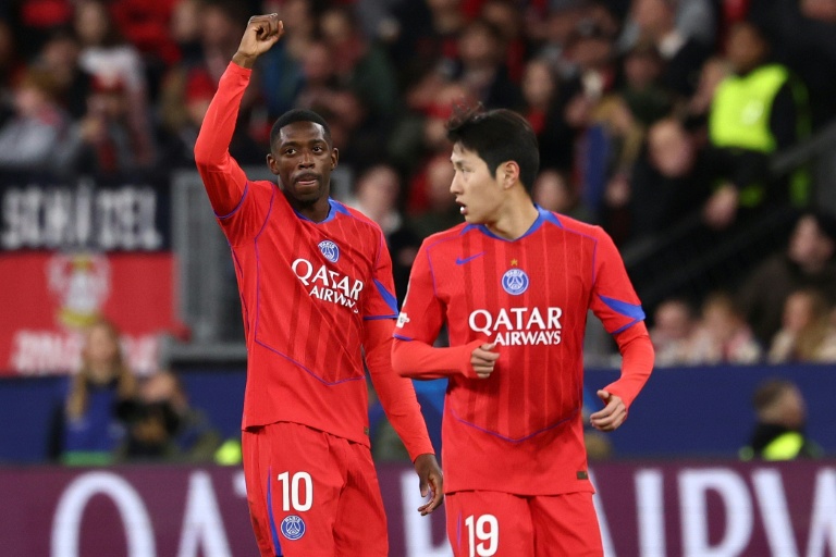 مهاجم باريس سان جرمان الفرنسي عثمان ديمبيليه يحتفل مع زميله الكوري الجنوبي لي كانغ-إن (إلى اليمين) بهدفه في مرمى باير ليفركوزن في ملعب باي أرينا في ليفركوزن، غرب ألمانيا في 21 تشرين الأول/أكتوبر 2025