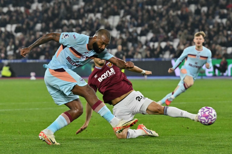 البرازيلي إيغور تياغو لاعب برنتفورد يسدد ليسجل في مرمى وست هام ضمن الدوري الإنكليزي لكرة القدم. لندن، في 20 تشرين الأول/أكتوبر 2025