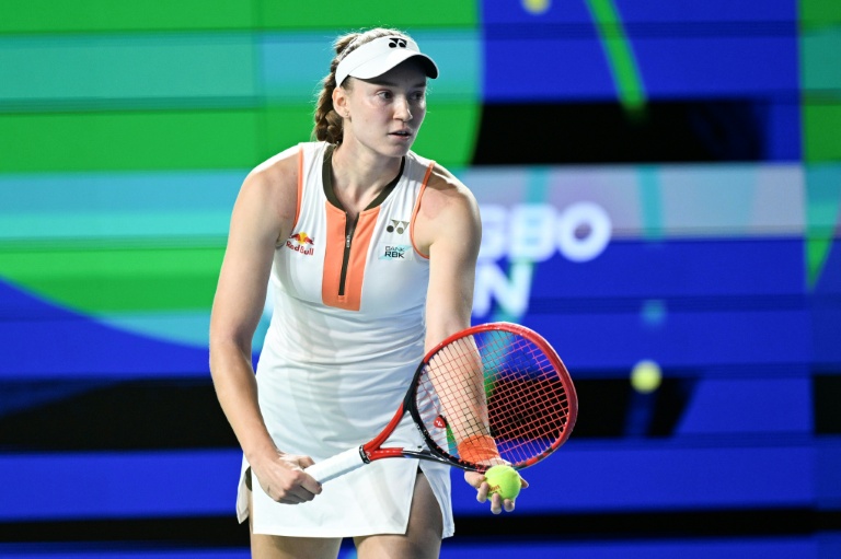 الكازاخستانية إيلينا ريباكينا خلال المباراة النهائية لدورة نينغبو الضينية ضد الروسية إيكاترينا ألكسندروفا في نينغبو بمقاطعة تشجيانغ شرق الصين في 19 تشرين الأول/أكتوبر 2025