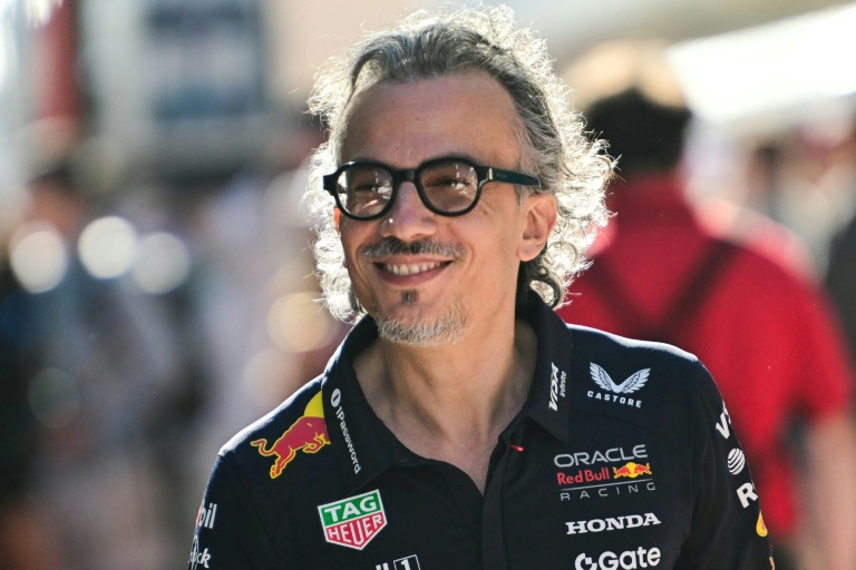 قال ميكييس ان فريقه سيتوقف عن 