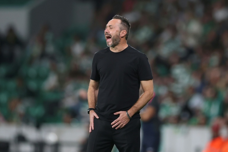 الإيطالي روبرتو دي تزيربي مدرب مرسيليا خلال مباراة فريقه امام سبورتنيغ لشبونة البرتغالي على ملعب خوسيه ألفالادي بلشبونة في 22 تشرين الأول/أكتوبر 2025